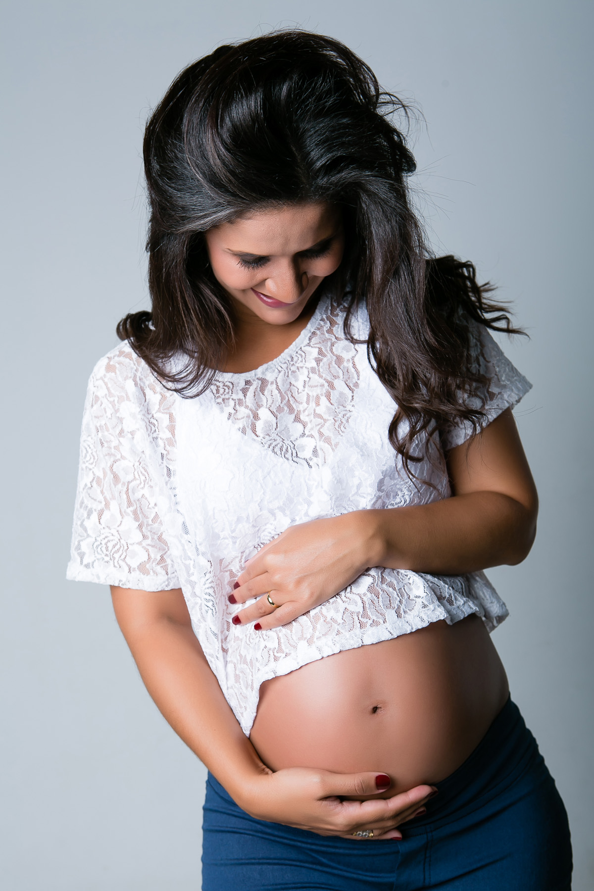 gestante olhando pra barriga