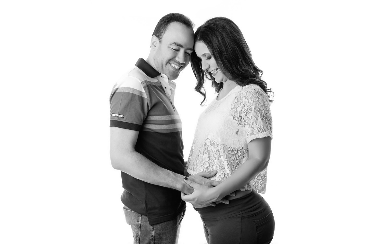 perfil de grávida em preto e branco