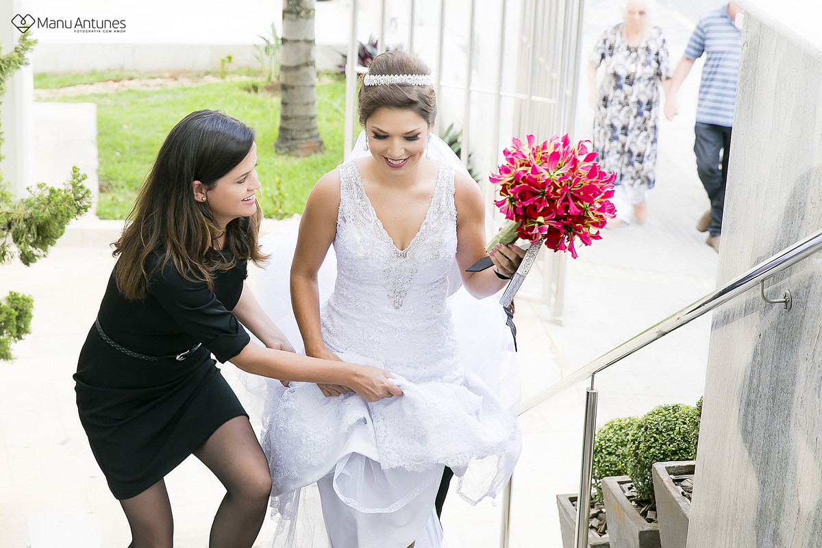 a noiva segue feliz