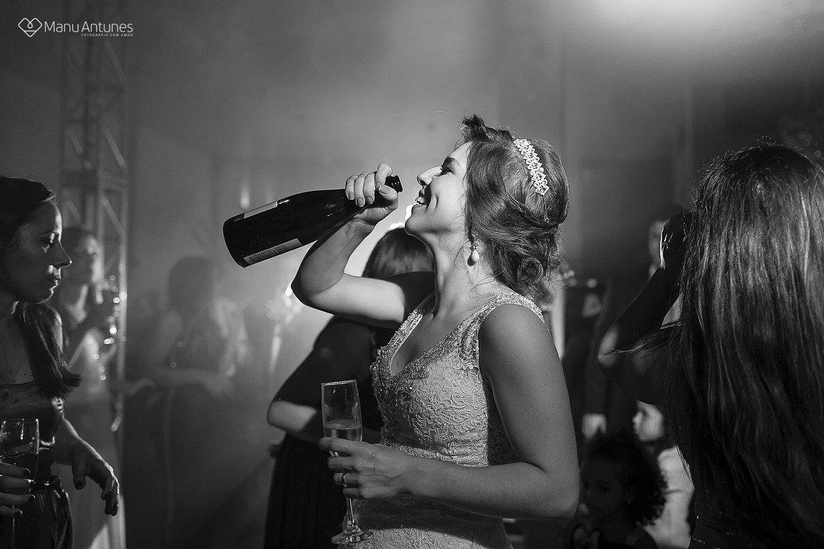 noiva bebendo champagne na festa