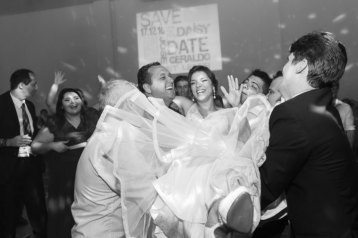 e a noiva se diverte na festa