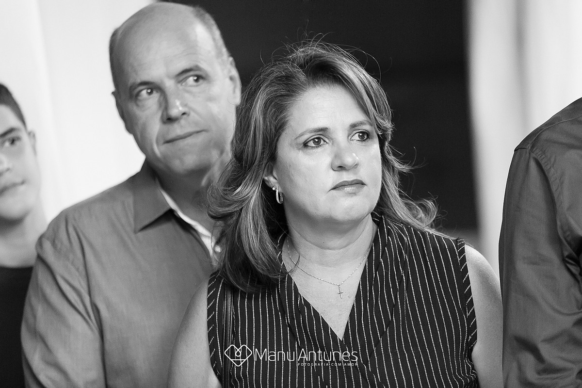 familiares atentos e concentrados