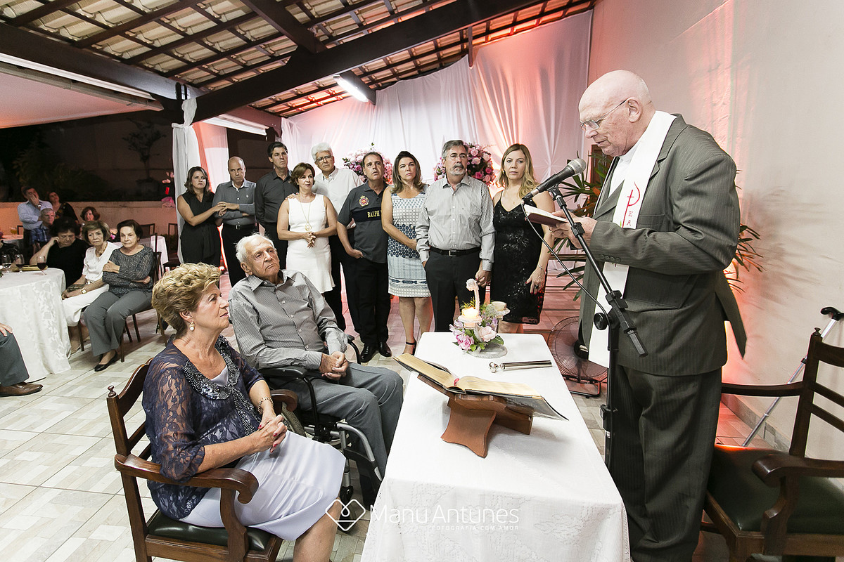 o bispo segue celebrando