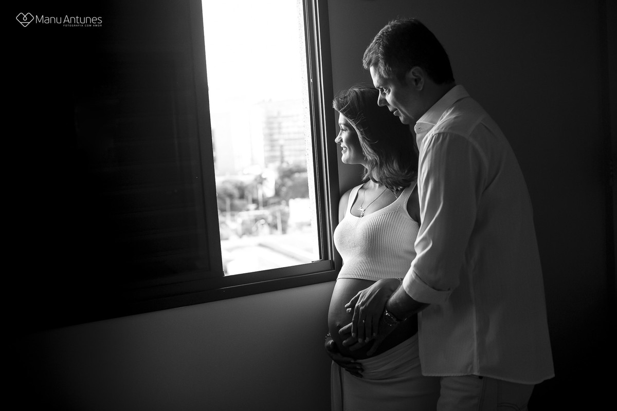 mamãe e papai de perfil na janela