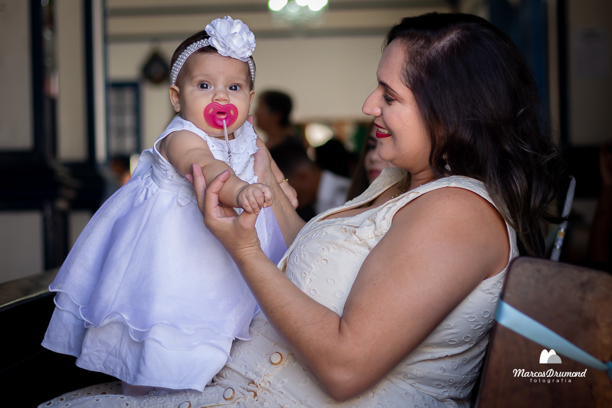 Mãe e filha no batizado
