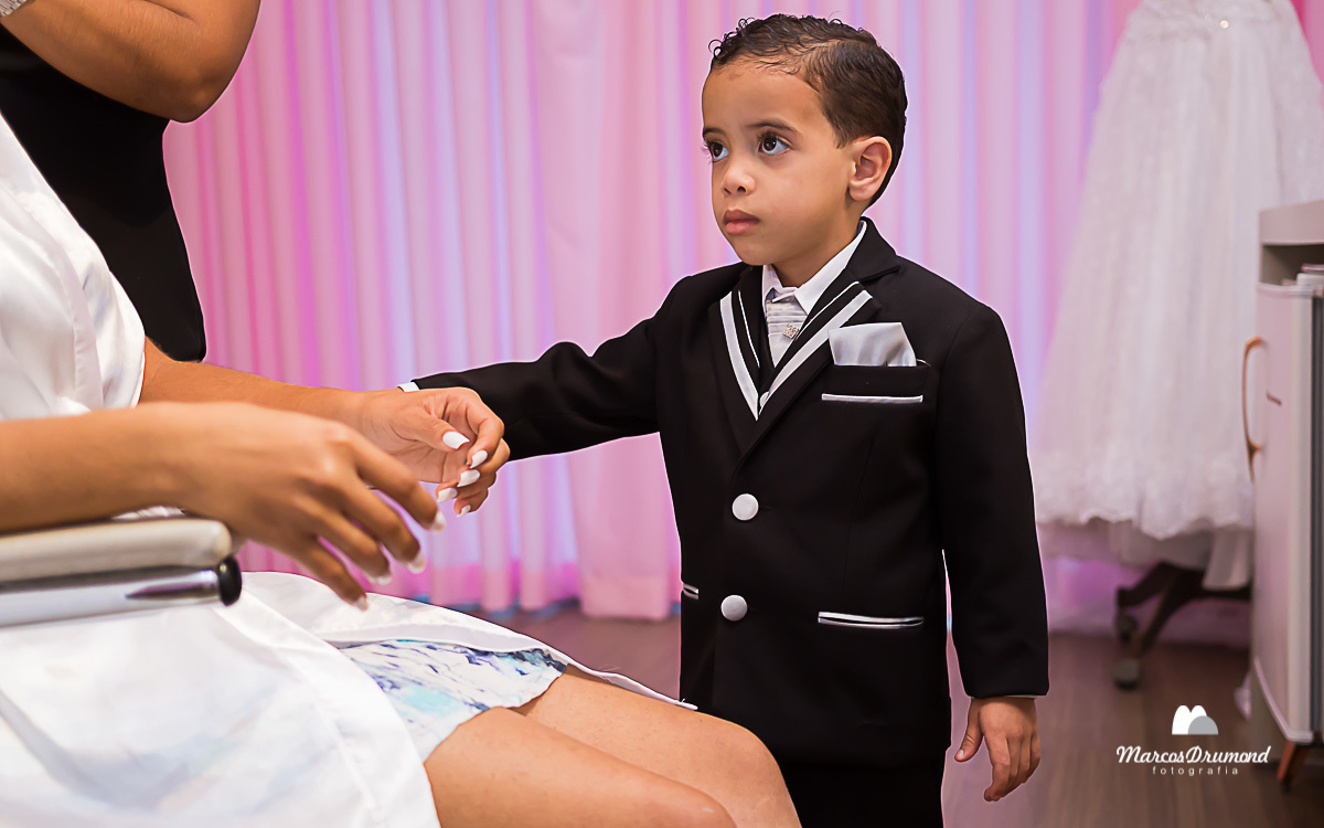 Irmão olhando a noiva arrumando