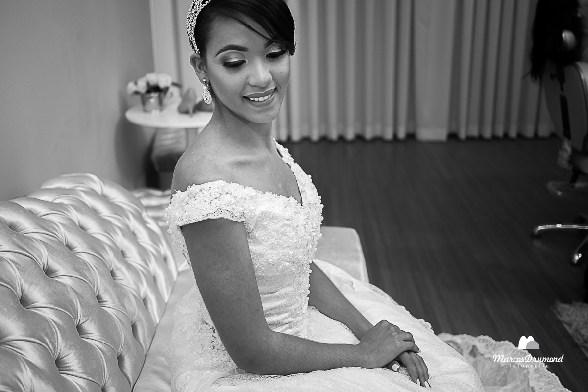 Noiva sentada no sofá no salão