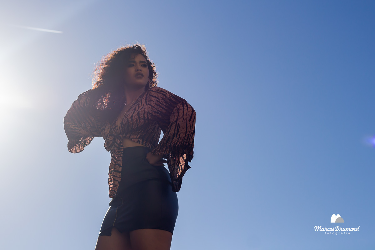 Modelo com a mão no cabelo