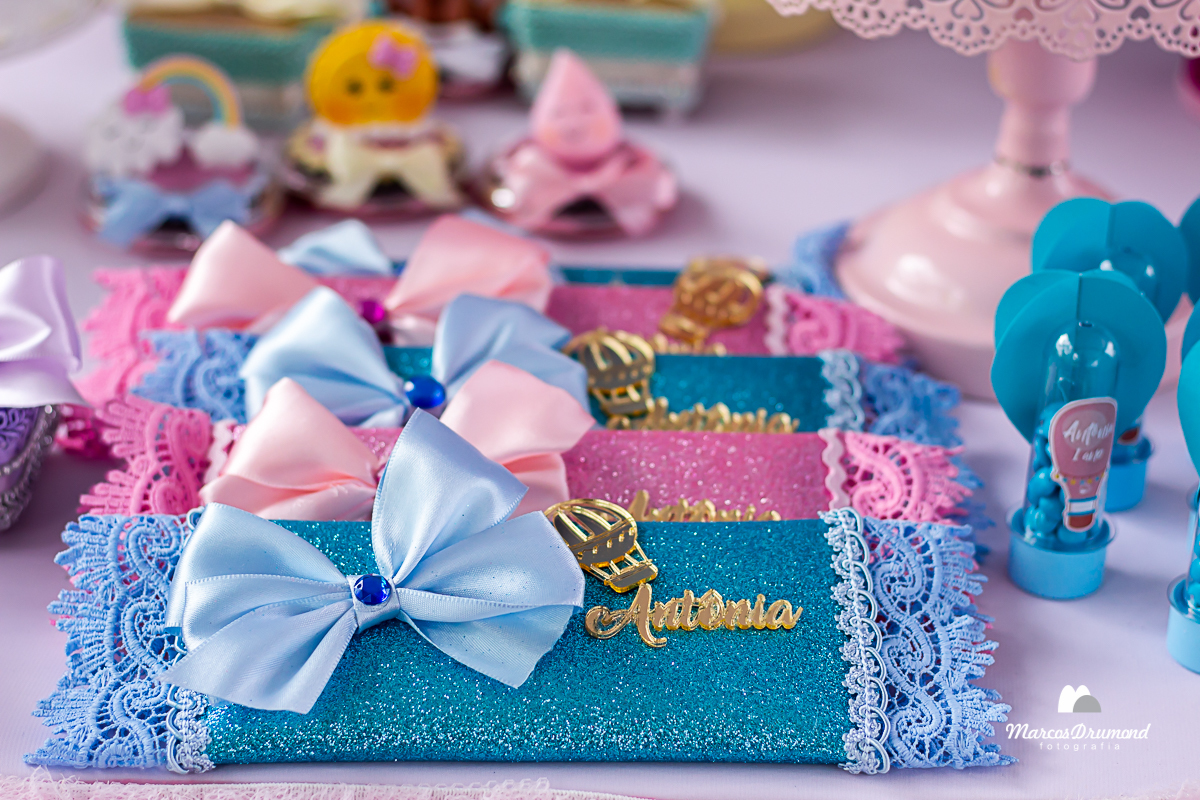 Enfeites para mesa de bolo de aniversário de um ano com o nome da aniversariante