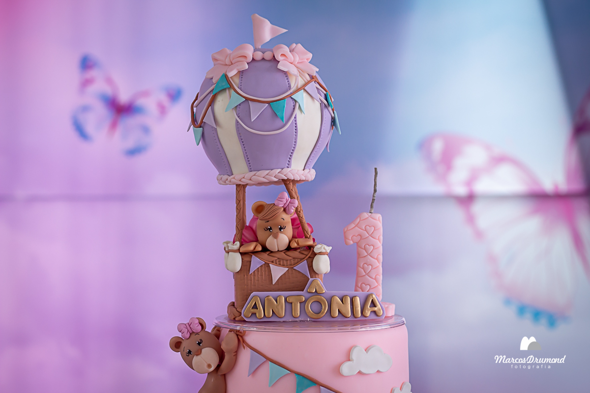 Bolo de aniversário com o nome da aniversariante de 1 ano para a festa da mesma