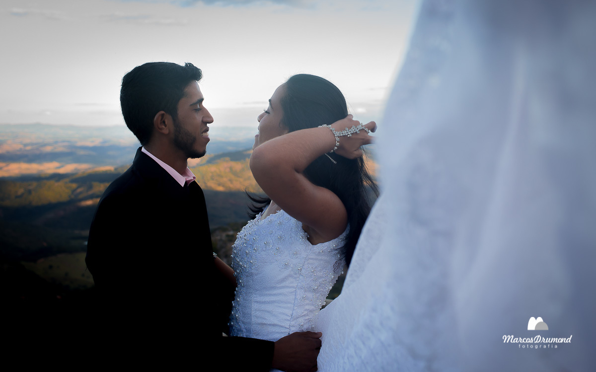 Fotografia de pós casamento noiva segurando o cabelo e o noivo com as mão na cintura da noiva