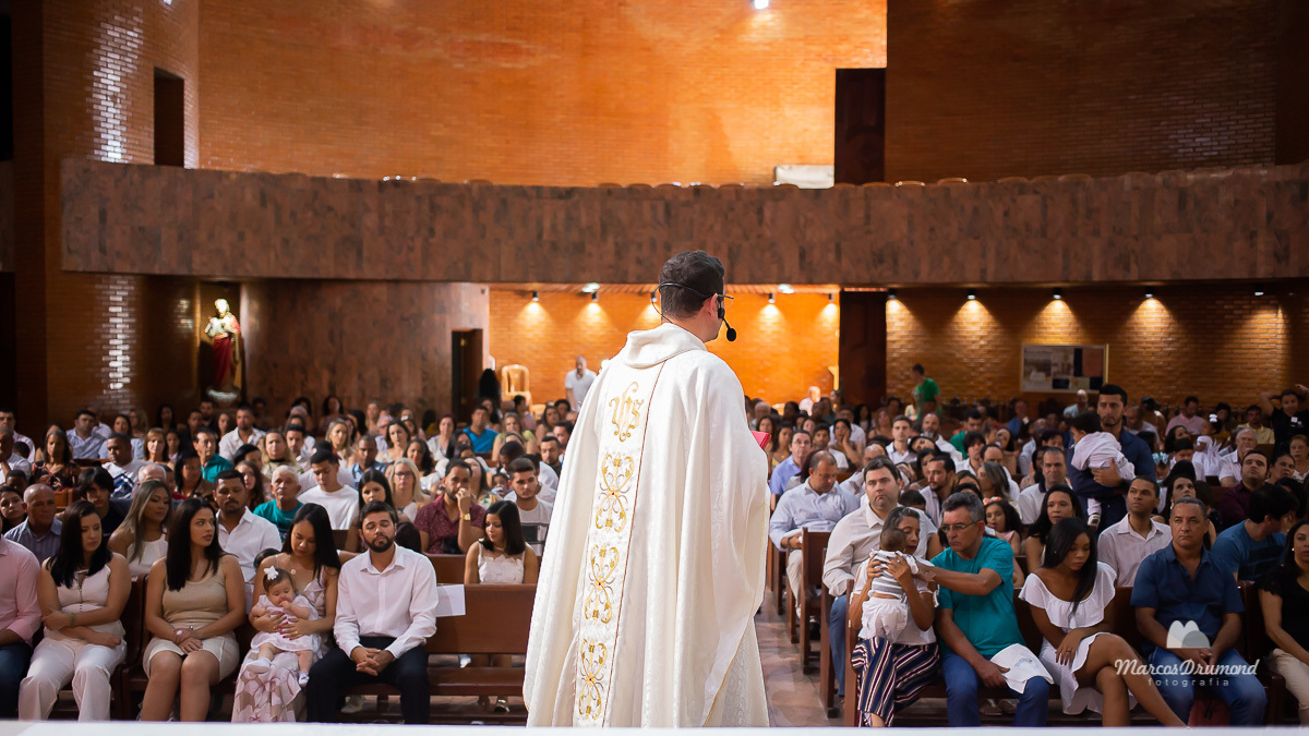 Padre celebrando batizado na Catedral na cidade de Itabira MG 