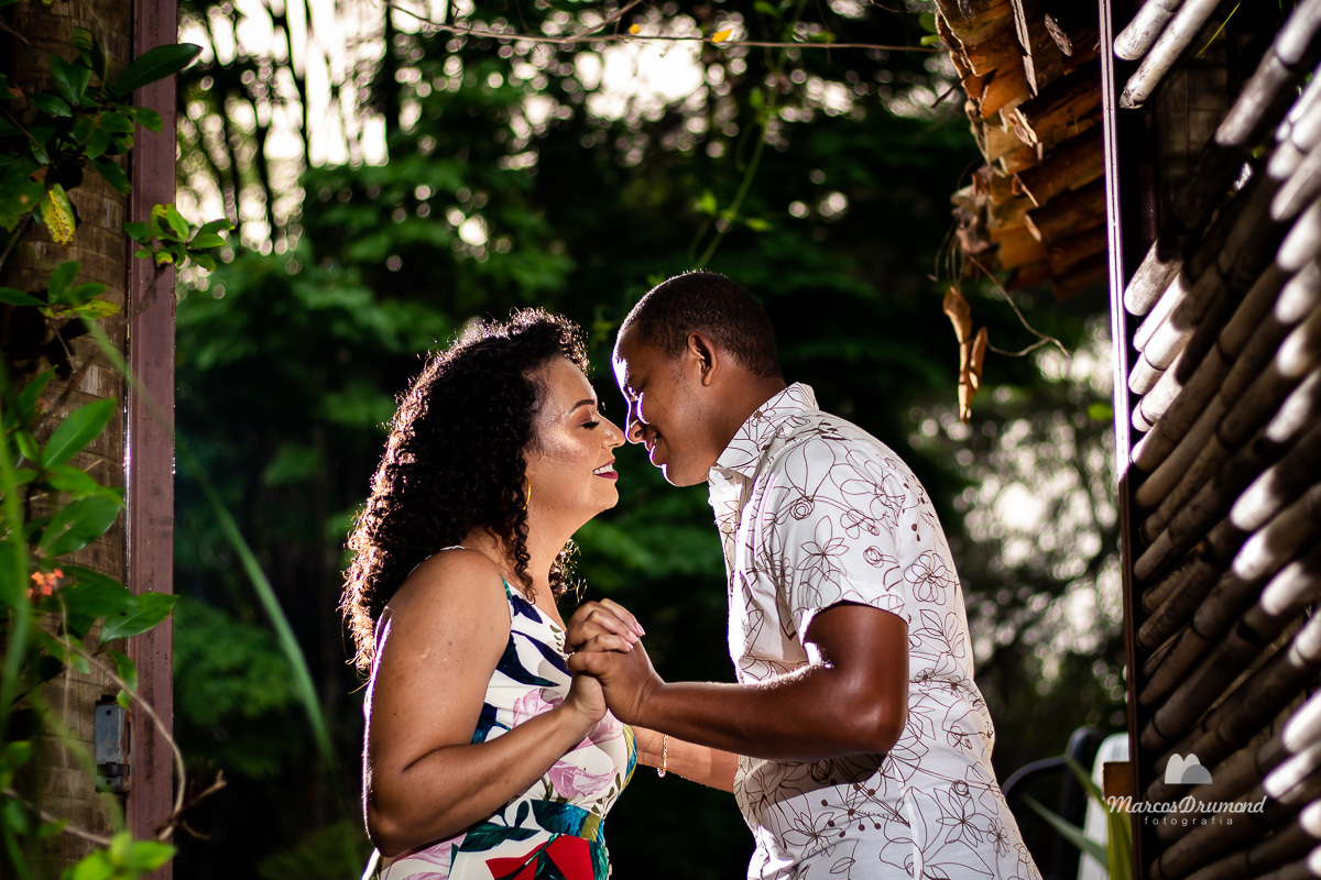 Fotografia de pré casamento onde os noivos estão de frente um para o outro segurando nas mãos um do outro 