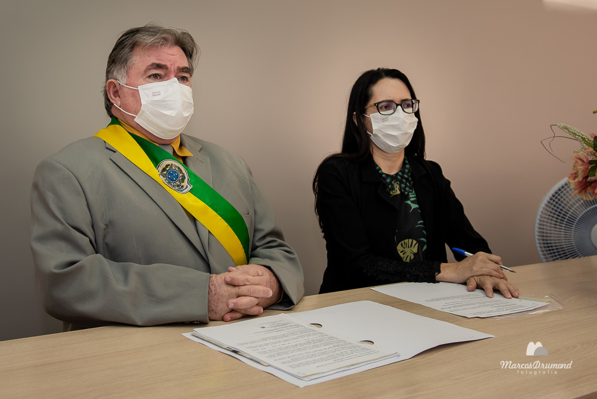 Casamento civil em Itabira MG onde está na foto o Juiz usando um blazer com uma máscara evitando o covid 19