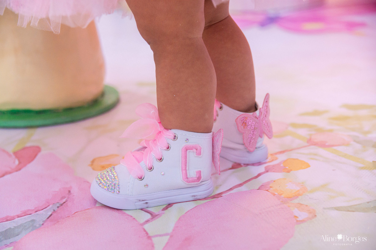 Decoração Jardim de Borboletas Clara 1 ano com tenis personalizado Taquara RJ