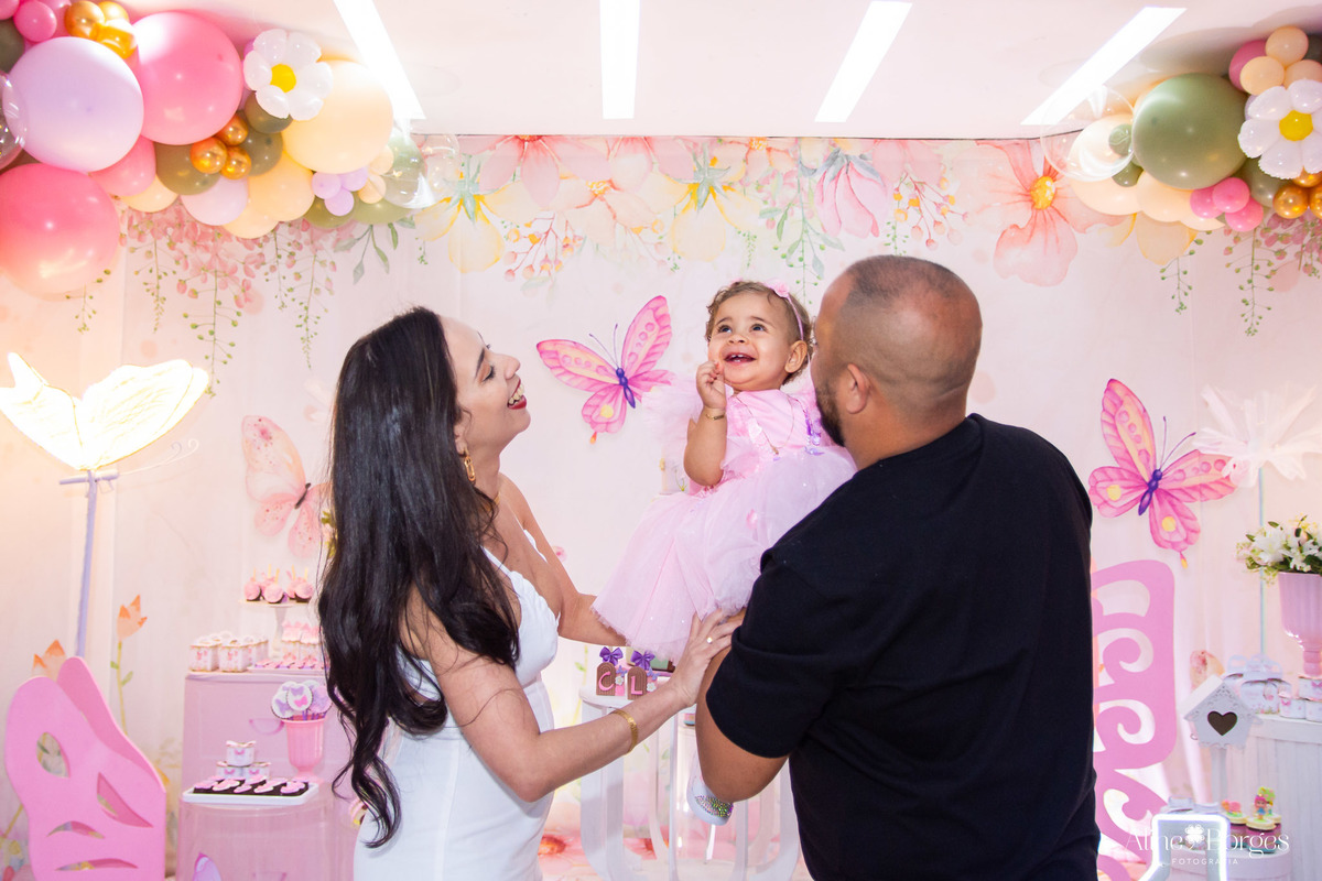 tema Jardim de Borboletas Clara 1 ano brincando com os pais Taquara RJ