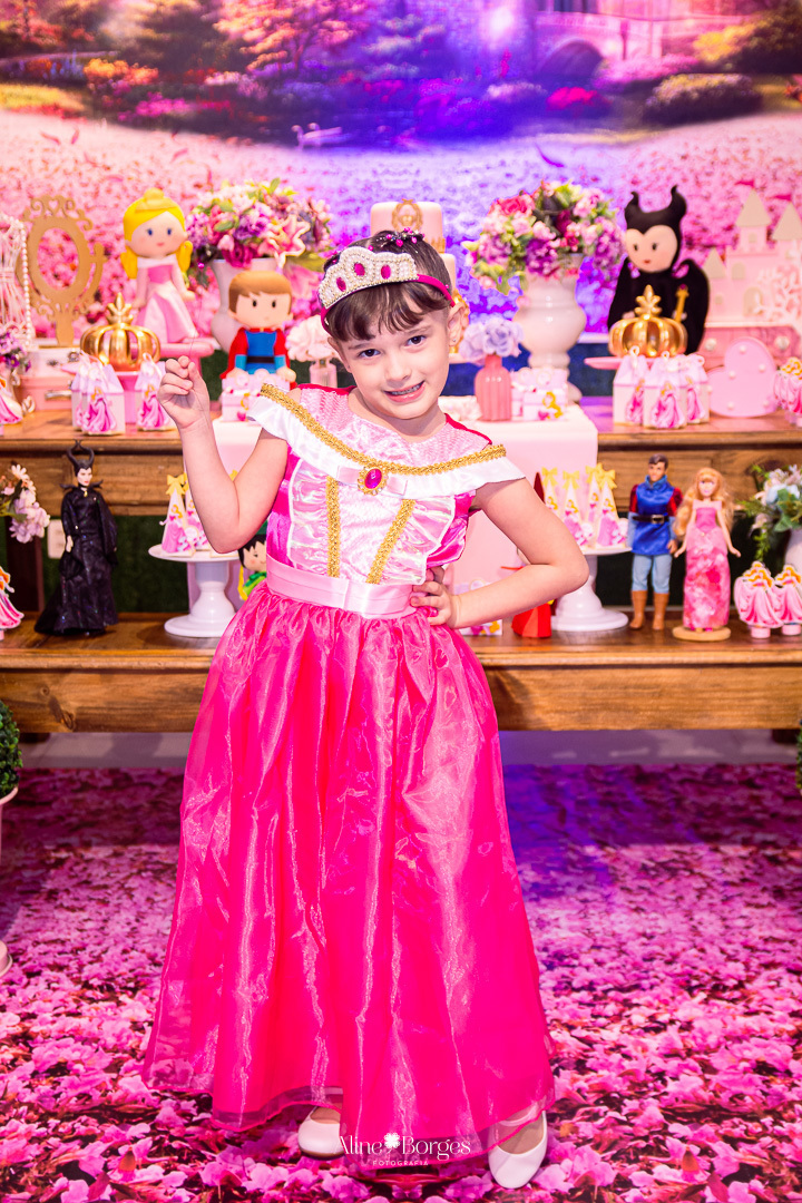 Fotografia de aniversário infantil de 6 anos tema bela adormecida Aurora no Rio de Janeiro com Fotografia de aniversário infantil de 6 anos tema bela adormecida Aurora no Rio de Janeiro com personagens Bela Adormecida pricesa Aurora