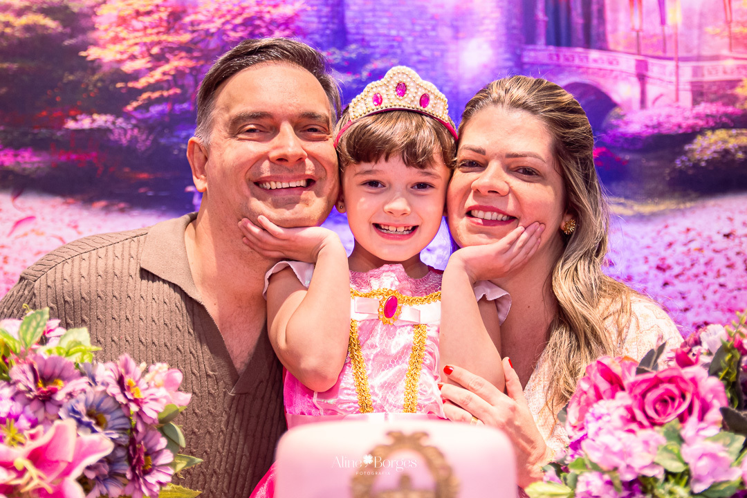 Fotografia de aniversário infantil de 6 anos tema bela adormecida Aurora no Rio de Janeiro com Fotografia de aniversário infantil de 6 anos tema bela adormecida Aurora no Rio de Janeiro com personagens Bela Adormecida pricesa Aurora