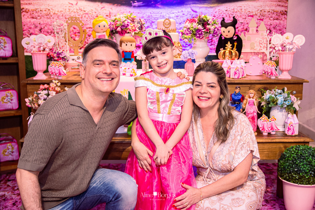 Fotografia de aniversário infantil de 6 anos tema bela adormecida Aurora no Rio de Janeiro com Fotografia de aniversário infantil de 6 anos tema bela adormecida Aurora no Rio de Janeiro com personagens Bela Adormecida pricesa Aurora