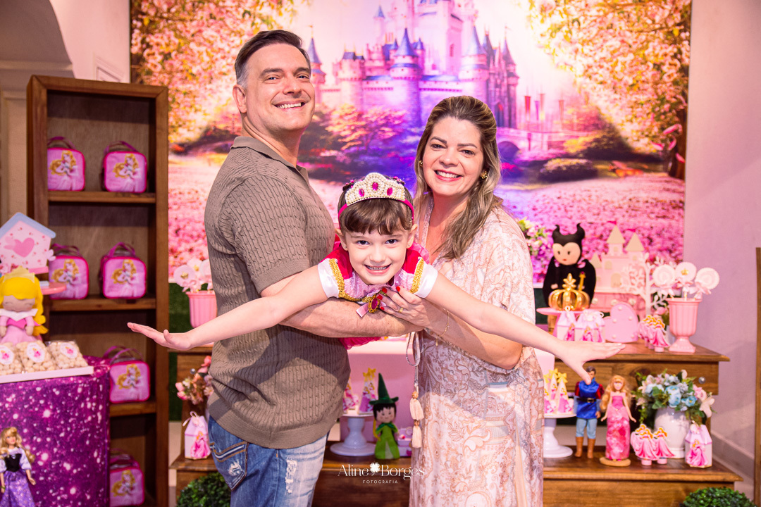 Fotografia de aniversário infantil de 6 anos tema bela adormecida Aurora no Rio de Janeiro com Fotografia de aniversário infantil de 6 anos tema bela adormecida Aurora no Rio de Janeiro com personagens Bela Adormecida pricesa Aurora