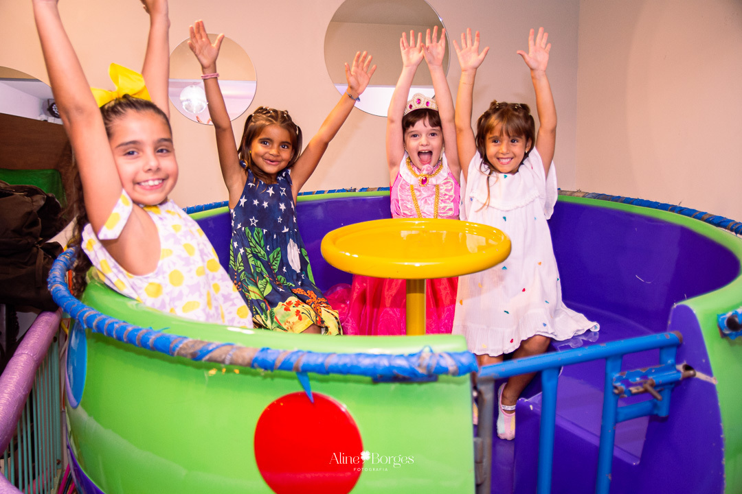 Fotografia de aniversário infantil de 6 anos tema bela adormecida Aurora no Rio de Janeiro com Fotografia de aniversário infantil de 6 anos tema bela adormecida Aurora no Rio de Janeiro com personagens Bela Adormecida pricesa Aurora hora da brincadeira