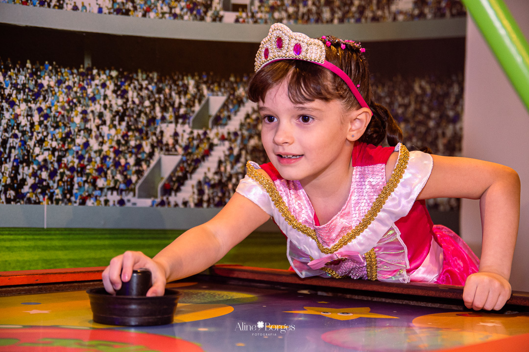 Fotografia de aniversário infantil de 6 anos tema bela adormecida Aurora no Rio de Janeiro com Fotografia de aniversário infantil de 6 anos tema bela adormecida Aurora no Rio de Janeiro com personagens Bela Adormecida pricesa Aurora hora da brincadeira