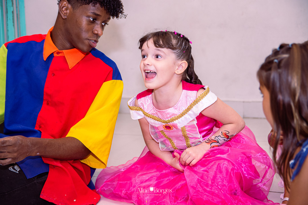 Fotografia de aniversário infantil de 6 anos tema bela adormecida Aurora no Rio de Janeiro com Fotografia de aniversário infantil de 6 anos tema bela adormecida Aurora no Rio de Janeiro com personagens Bela Adormecida pricesa Aurora pura diversão
