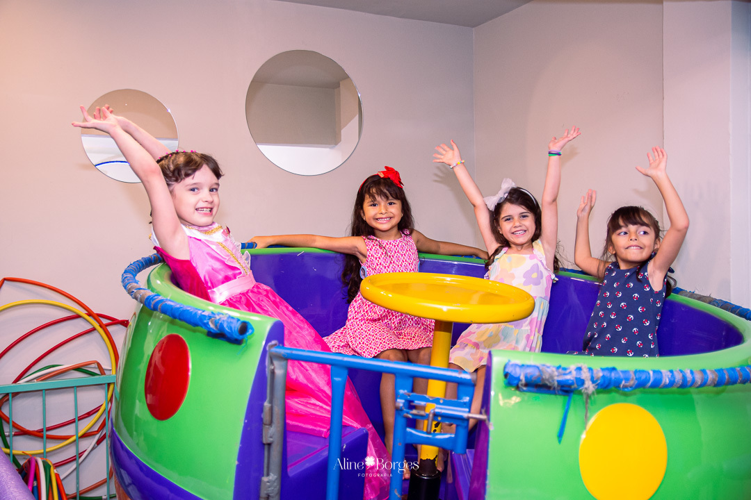 Fotografia de aniversário infantil de 6 anos tema bela adormecida Aurora no Rio de Janeiro com Fotografia de aniversário infantil de 6 anos tema bela adormecida Aurora no Rio de Janeiro com personagens Bela Adormecida pricesa Aurora pura diversão