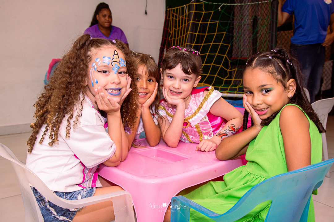 Fotografia de aniversário infantil de 6 anos tema bela adormecida Aurora no Rio de Janeiro com Fotografia de aniversário infantil de 6 anos tema bela adormecida Aurora no Rio de Janeiro com personagens Bela Adormecida pricesa Aurora com as amigas