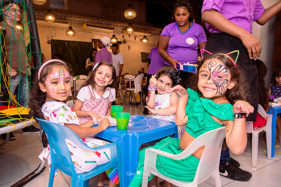 Fotografia de aniversário infantil de 6 anos tema bela adormecida Aurora no Rio de Janeiro com Fotografia de aniversário infantil de 6 anos tema bela adormecida Aurora no Rio de Janeiro com personagens Bela Adormecida pricesa Aurora com as amigas