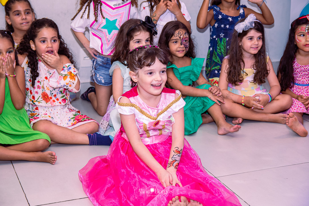 Fotografia de aniversário infantil de 6 anos tema bela adormecida Aurora no Rio de Janeiro com Fotografia de aniversário infantil de 6 anos tema bela adormecida Aurora no Rio de Janeiro com personagens Bela Adormecida pricesa Aurora hora da animação