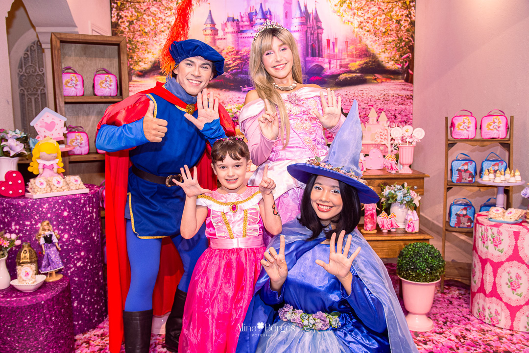 Fotografia de aniversário infantil de 6 anos tema bela adormecida Aurora no Rio de Janeiro com Fotografia de aniversário infantil de 6 anos tema bela adormecida Aurora no Rio de Janeiro com personagens Bela Adormecida pricesa Aurora