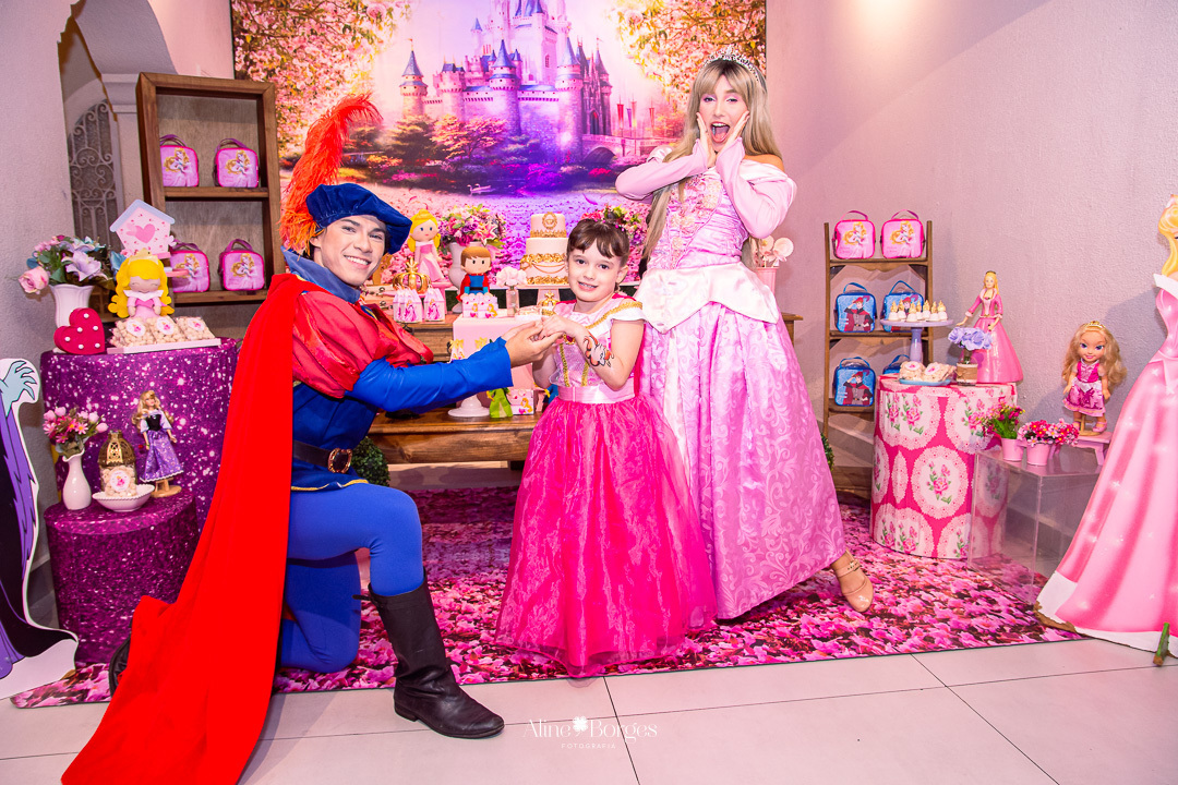Fotografia de aniversário infantil de 6 anos tema bela adormecida Aurora no Rio de Janeiro com Fotografia de aniversário infantil de 6 anos tema bela adormecida Aurora no Rio de Janeiro com personagens Bela Adormecida pricesa Aurora