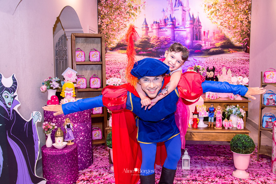 Fotografia de aniversário infantil de 6 anos tema bela adormecida Aurora no Rio de Janeiro com Fotografia de aniversário infantil de 6 anos tema bela adormecida Aurora no Rio de Janeiro com personagens Bela Adormecida pricesa Aurora