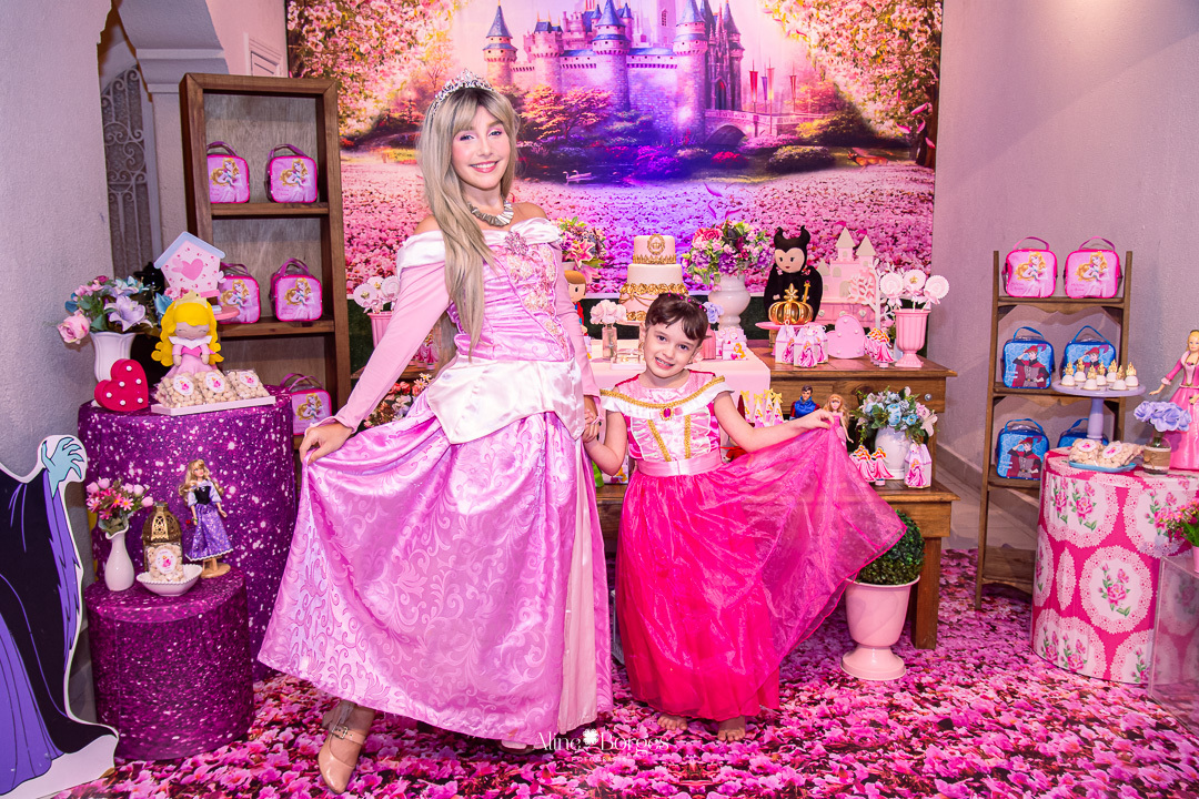 Fotografia de aniversário infantil de 6 anos tema bela adormecida Aurora no Rio de Janeiro com Fotografia de aniversário infantil de 6 anos tema bela adormecida Aurora no Rio de Janeiro com personagens Bela Adormecida pricesa Aurora