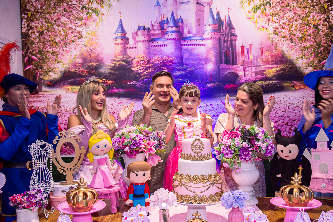 Fotografia de aniversário infantil de 6 anos tema bela adormecida Aurora no Rio de Janeiro com Fotografia de aniversário infantil de 6 anos tema bela adormecida Aurora no Rio de Janeiro com personagens Bela Adormecida pricesa Aurora hora do parabéns