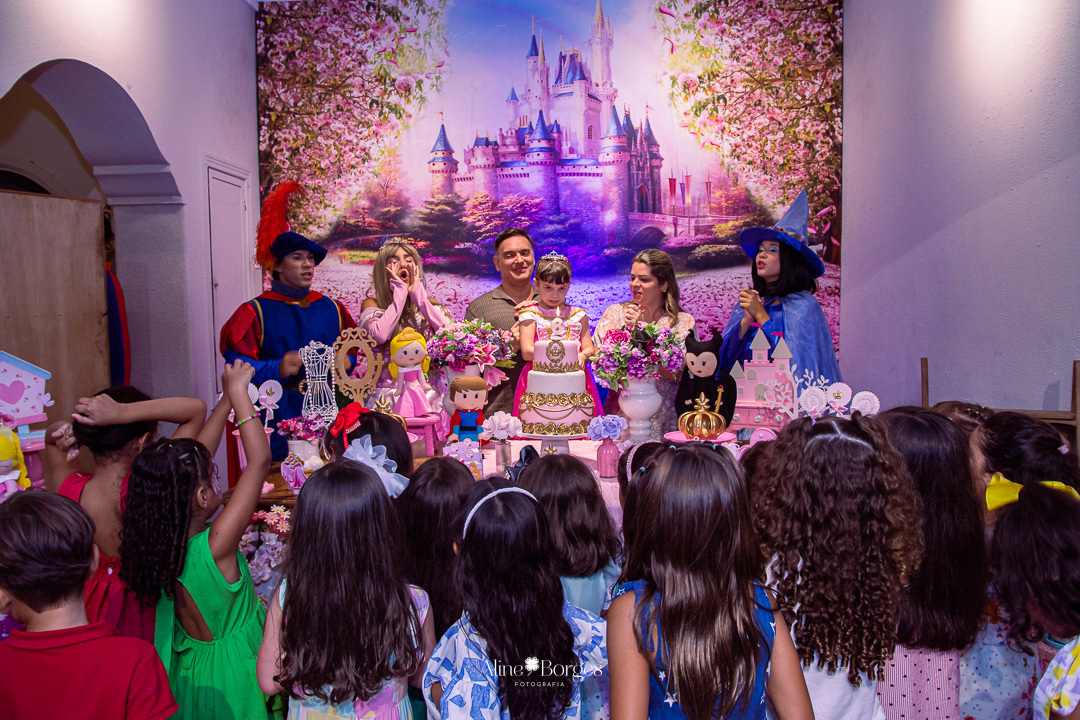 Fotografia de aniversário infantil de 6 anos tema bela adormecida Aurora no Rio de Janeiro com Fotografia de aniversário infantil de 6 anos tema bela adormecida Aurora no Rio de Janeiro com personagens Bela Adormecida pricesa Aurora hora do parabéns