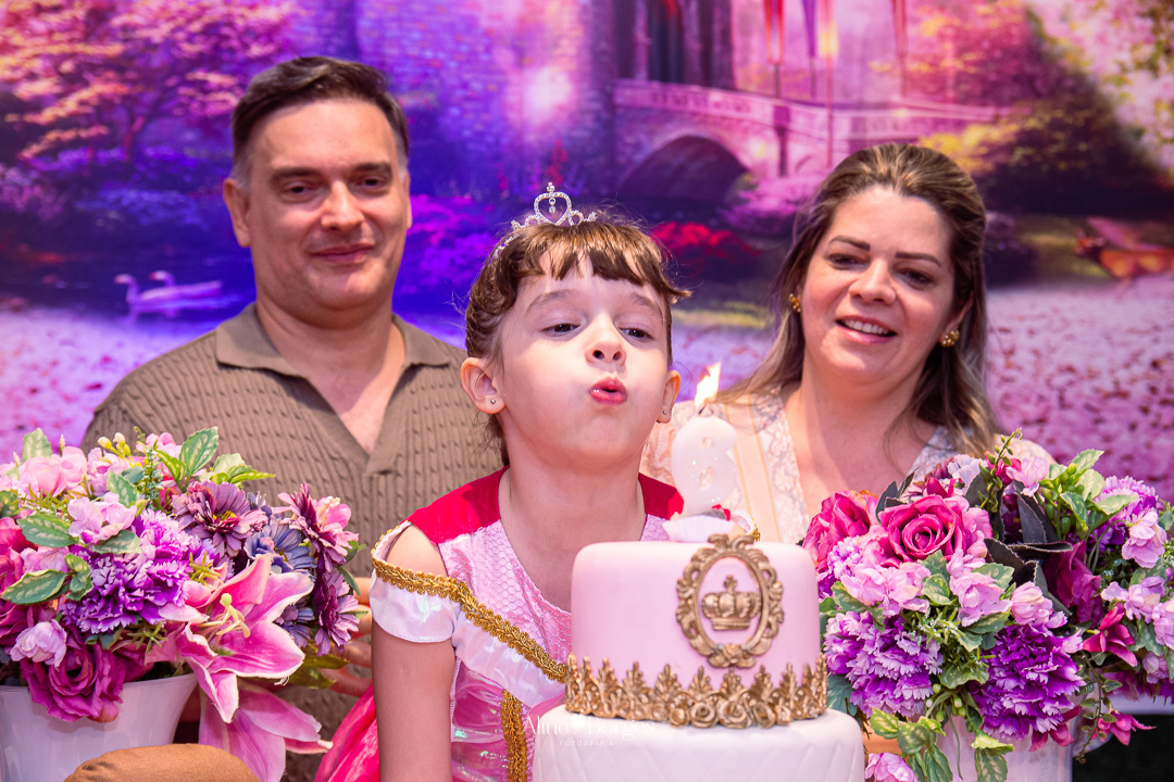 Fotografia de aniversário infantil de 6 anos tema bela adormecida Aurora no Rio de Janeiro com Fotografia de aniversário infantil de 6 anos tema bela adormecida Aurora no Rio de Janeiro com personagens Bela Adormecida pricesa Aurora assoprando a vela