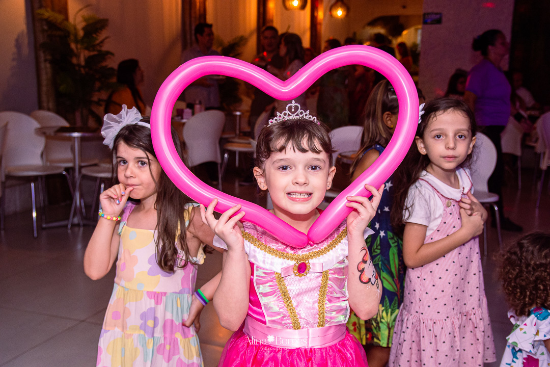 Fotografia de aniversário infantil de 6 anos tema bela adormecida Aurora no Rio de Janeiro com Fotografia de aniversário infantil de 6 anos tema bela adormecida Aurora no Rio de Janeiro com personagens Bela Adormecida pricesa Aurora 