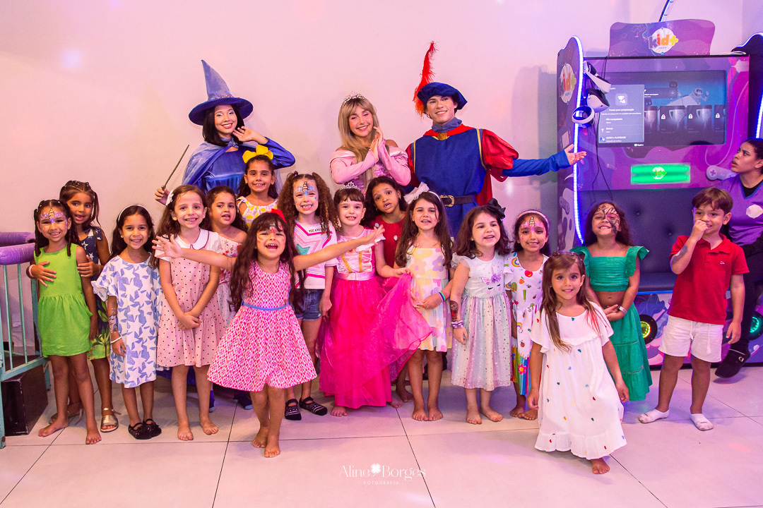 Fotografia de aniversário infantil de 6 anos tema bela adormecida Aurora no Rio de Janeiro com Fotografia de aniversário infantil de 6 anos tema bela adormecida Aurora no Rio de Janeiro com personagens Bela Adormecida pricesa Aurora com todos os amigos