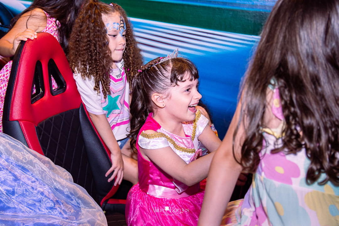 Fotografia de aniversário infantil de 6 anos tema bela adormecida Aurora no Rio de Janeiro com Fotografia de aniversário infantil de 6 anos tema bela adormecida Aurora no Rio de Janeiro com personagens Bela Adormecida pricesa Aurora muita diversão