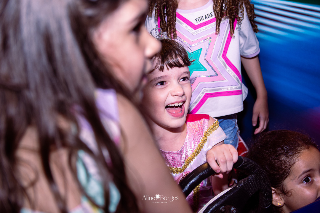 Fotografia de aniversário infantil de 6 anos tema bela adormecida Aurora no Rio de Janeiro com Fotografia de aniversário infantil de 6 anos tema bela adormecida Aurora no Rio de Janeiro com personagens Bela Adormecida pricesa Aurora sorriso lindo