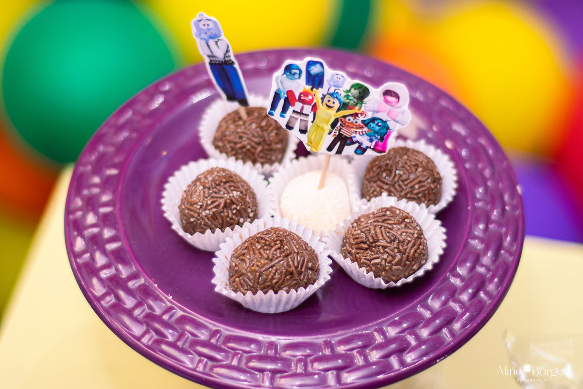 temática Divertidamente 2 com foco em mesa de doces inclusiva zero lactose e personalizada