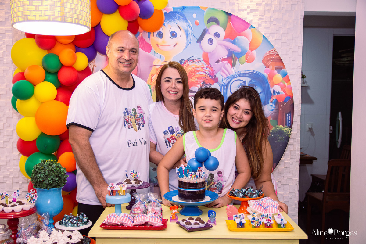 Fotografia de família em festa de aniversário de 10 anos tema Divertidamente 2 no RJ