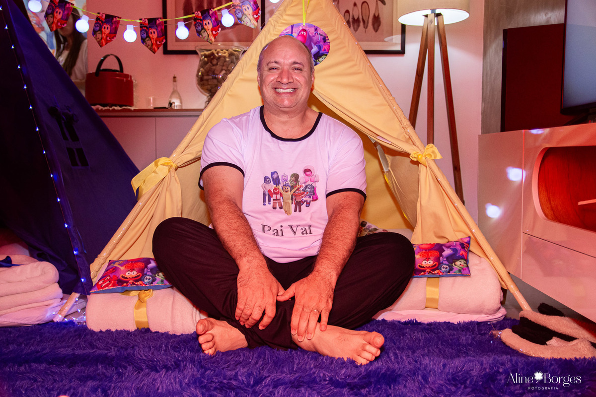 Fotografia de família em festa de aniversário de 10 anos tema Divertidamente 2 no RJ