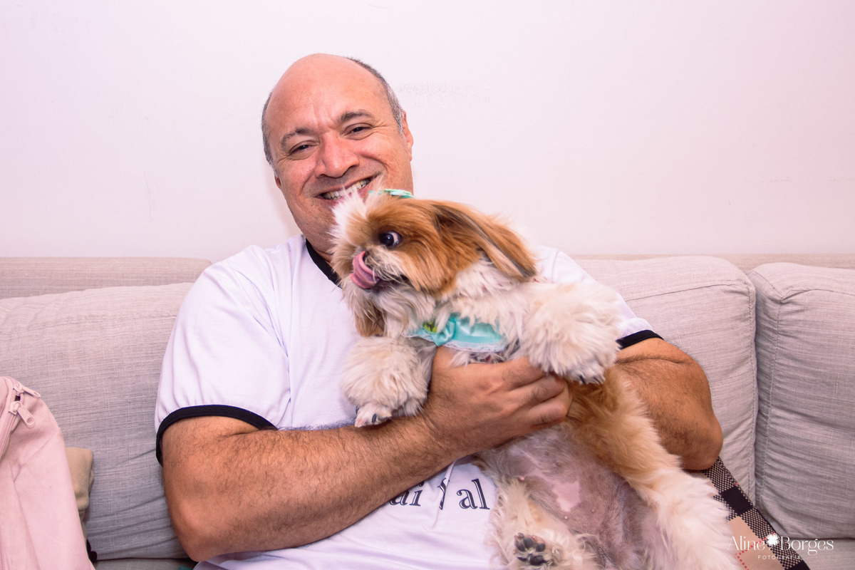 Momentos espontâneos da festa do pijama: aniversariante Davi brincando com seu cão de estimação