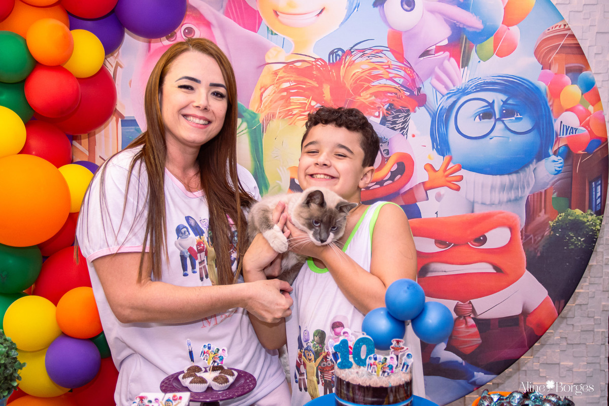 Momentos espontâneos da festa do pijama: aniversariante Davi brincando com seu gato de estimação