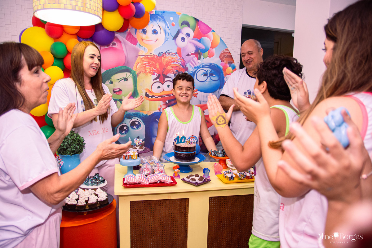 Momento do parabéns no aniversário festa do pijama do Davi com bolo especial zero lactose no RJ