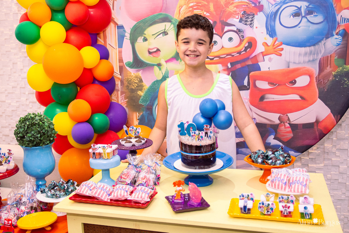 Davi comemorando 10 anos com bolo de aniversário zero lactose em sua festa do pijama temática Divertidamente 2 no RJ