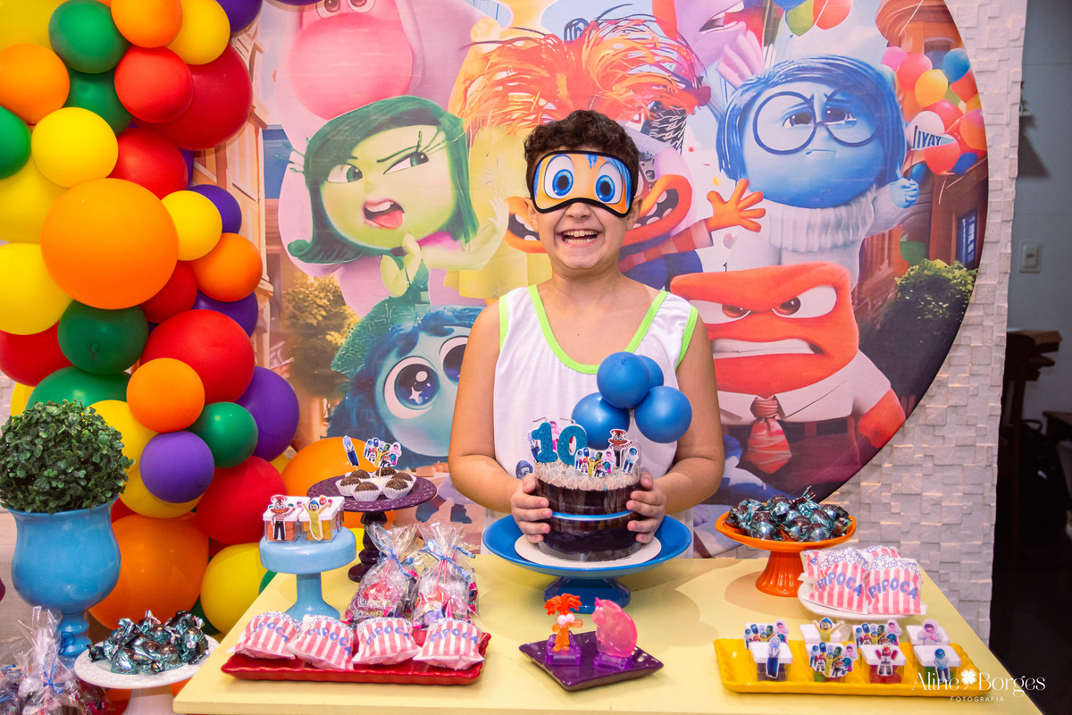 Davi comemorando 10 anos com bolo de aniversário zero lactose em sua festa do pijama temática Divertidamente 2 no RJ